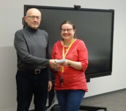 Ruokaostoksiin 20 kpl lahjakortteja, luovutustilaisuus. Klubipresidentti ja sosiaalityön tiimivetäjä. 